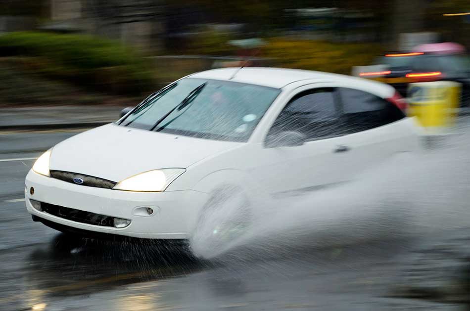 What is aquaplaning and how can we avoid this